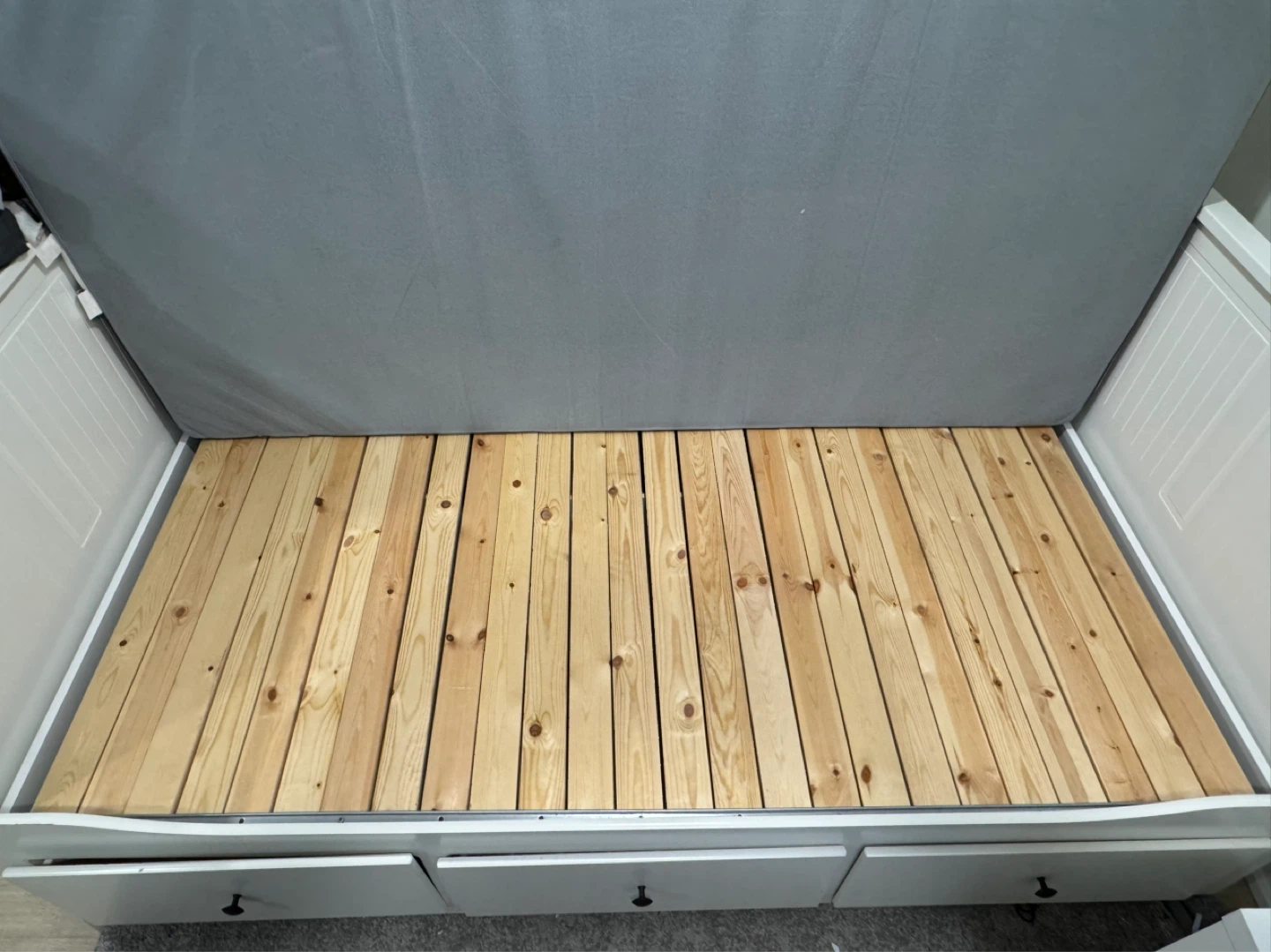White Daybed with 3 Drawers and Mattress