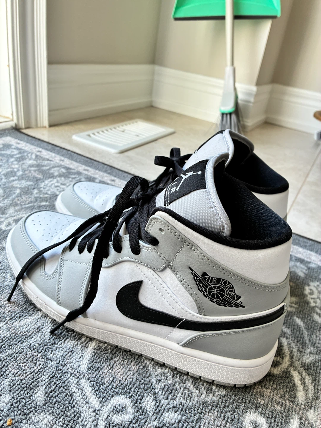 Air Jordan 1 Mid SE "Light Smoke Grey"