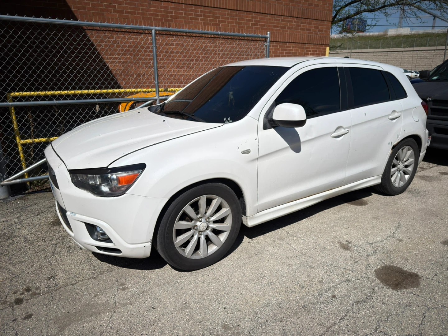 White Mitsubishi Outlander Sport - photo 2