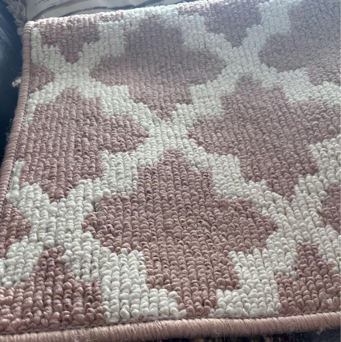 Rose and white accent rug