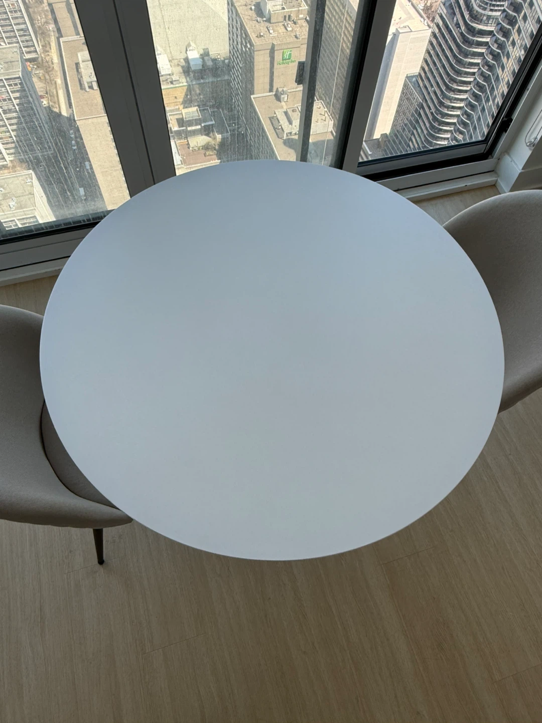 Aykah 35" Modern White Round Dining Table & Chairs - photo 2