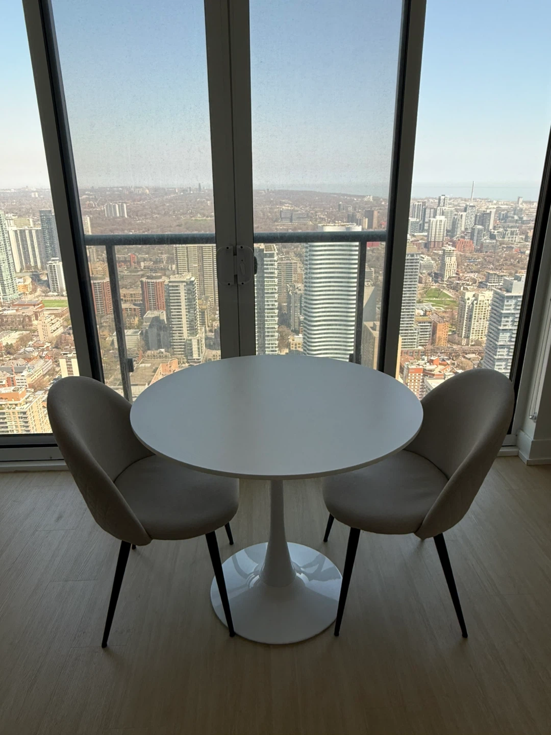 Aykah 35" Modern White Round Dining Table & Chairs