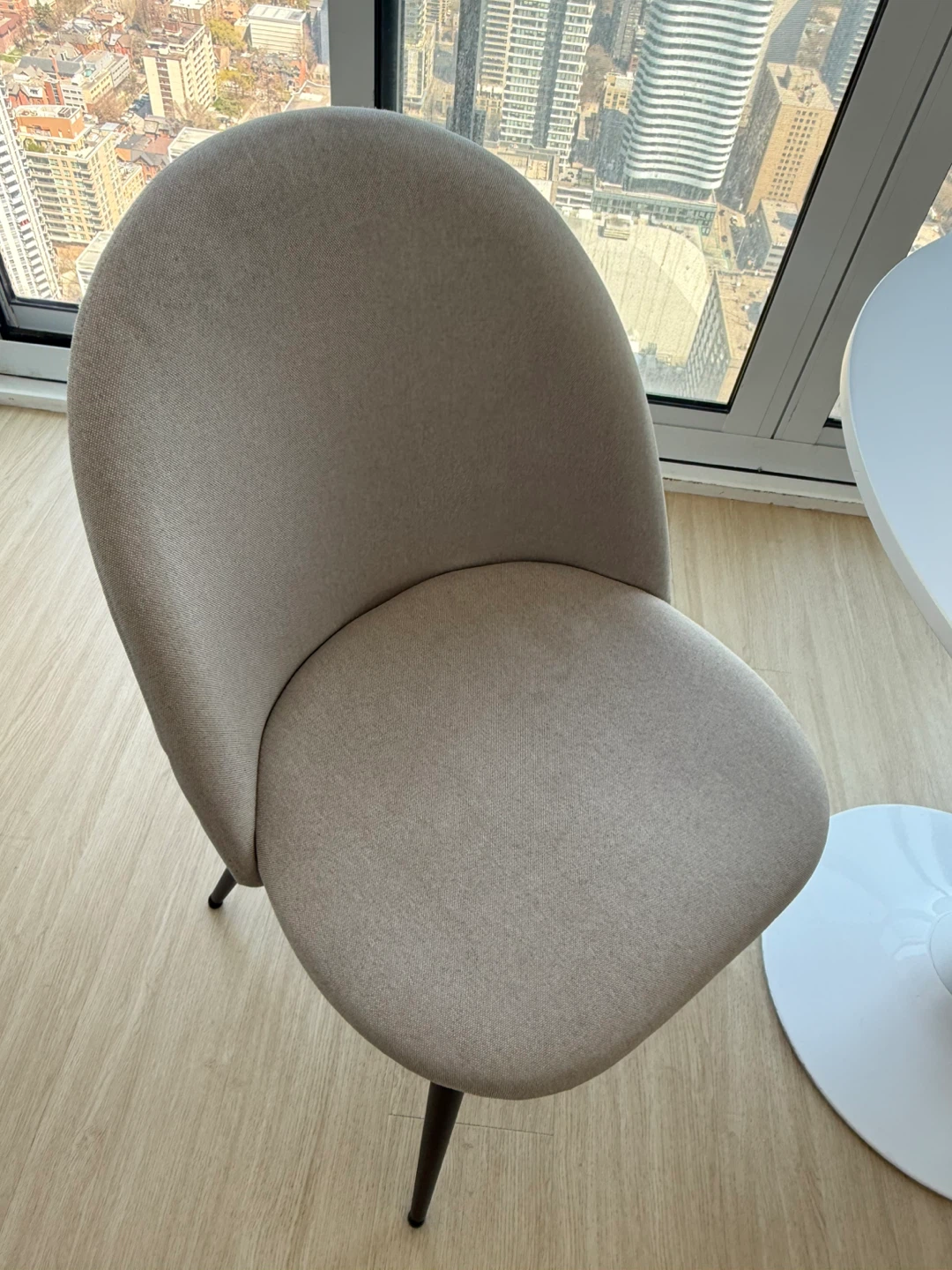 Aykah 35" Modern White Round Dining Table & Chairs - photo 3