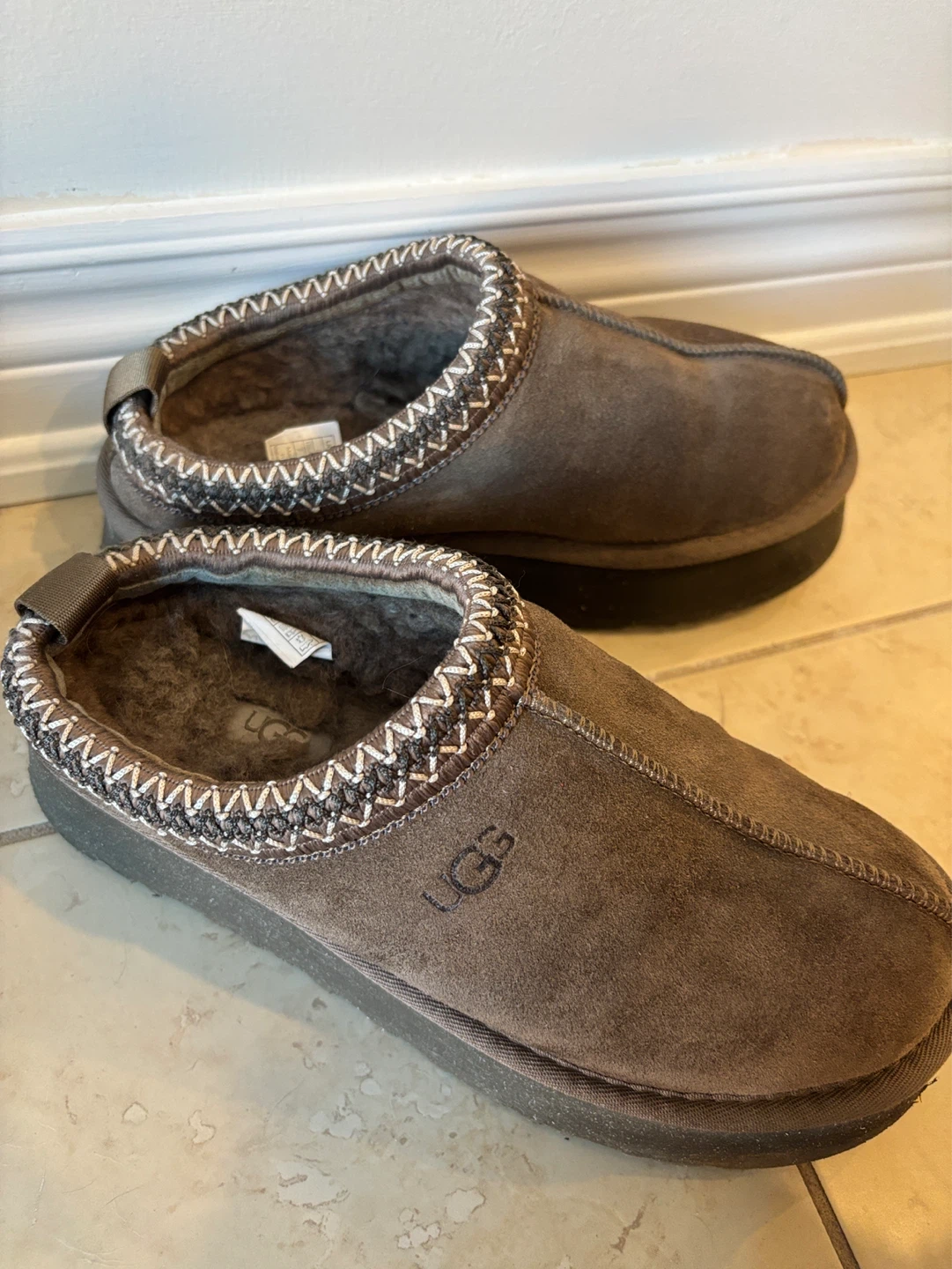 UGG US7 Women Brown Suede Slippers