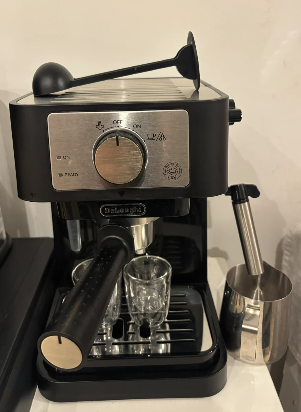DeLonghi Stillosa Espresso Machine with additional glasses