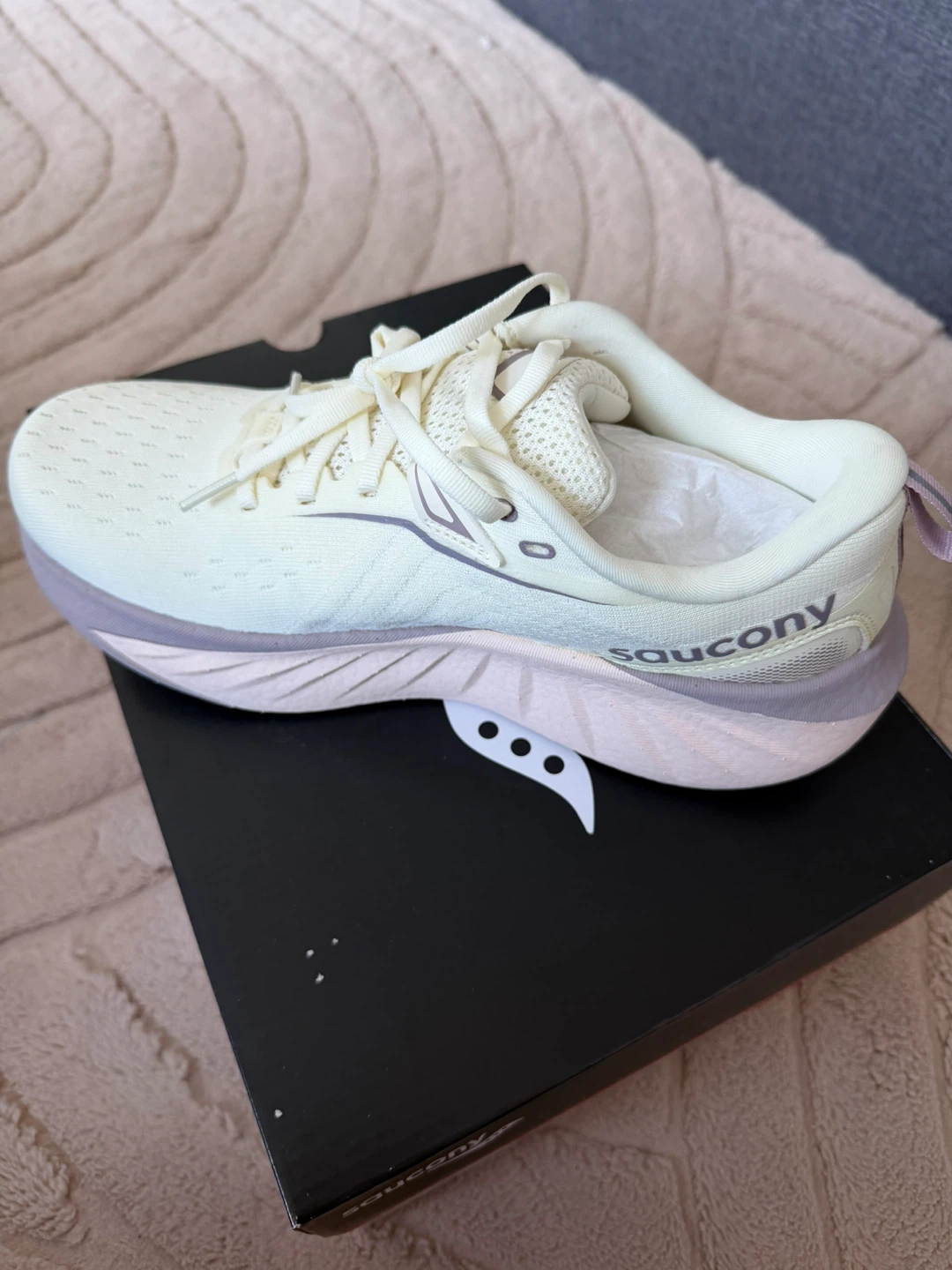 Saucony Triumph 22 Running Shoes - Vanilla - Women's Size 9