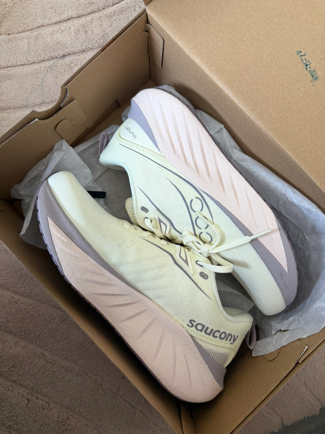 Saucony Triumph 22 Running Shoes - Vanilla - Women's Size 9 - photo 2