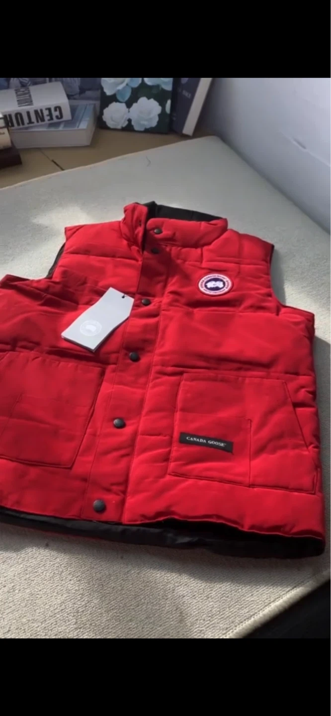 M Canada Goose Red Puffer Vest - photo 2