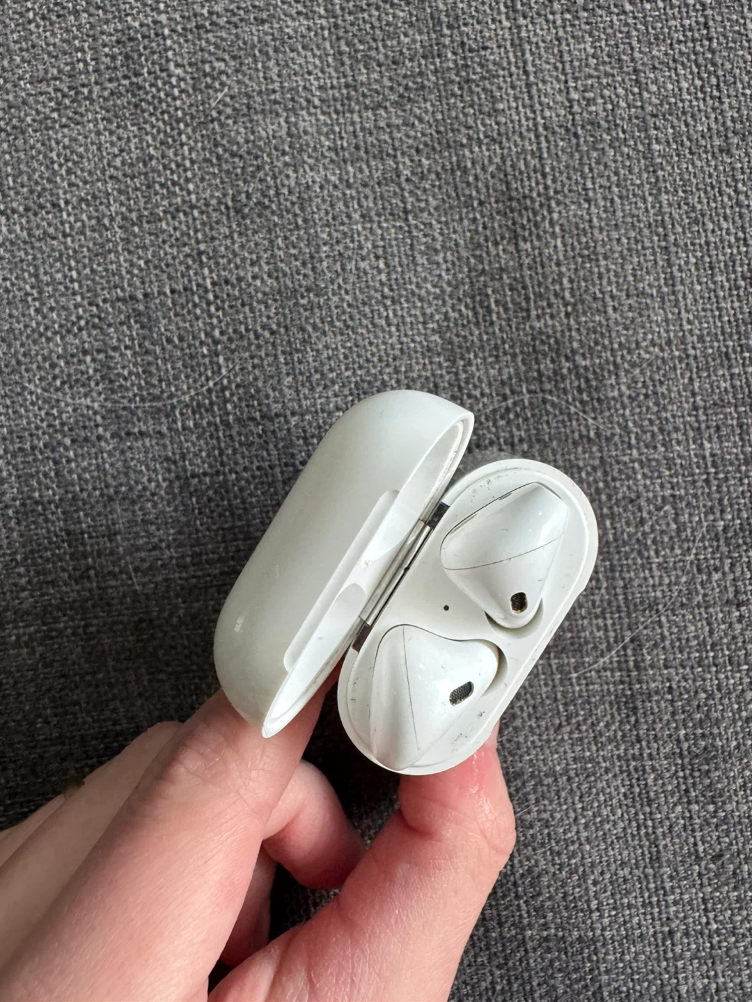 Apple AirPods (2nd Gen) Charging Case with Earbuds - photo 3