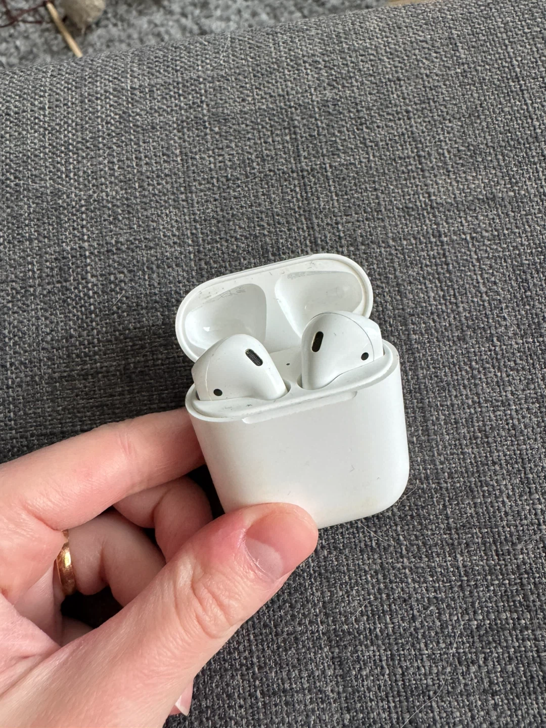 Apple AirPods (2nd Gen) Charging Case with Earbuds - photo 2