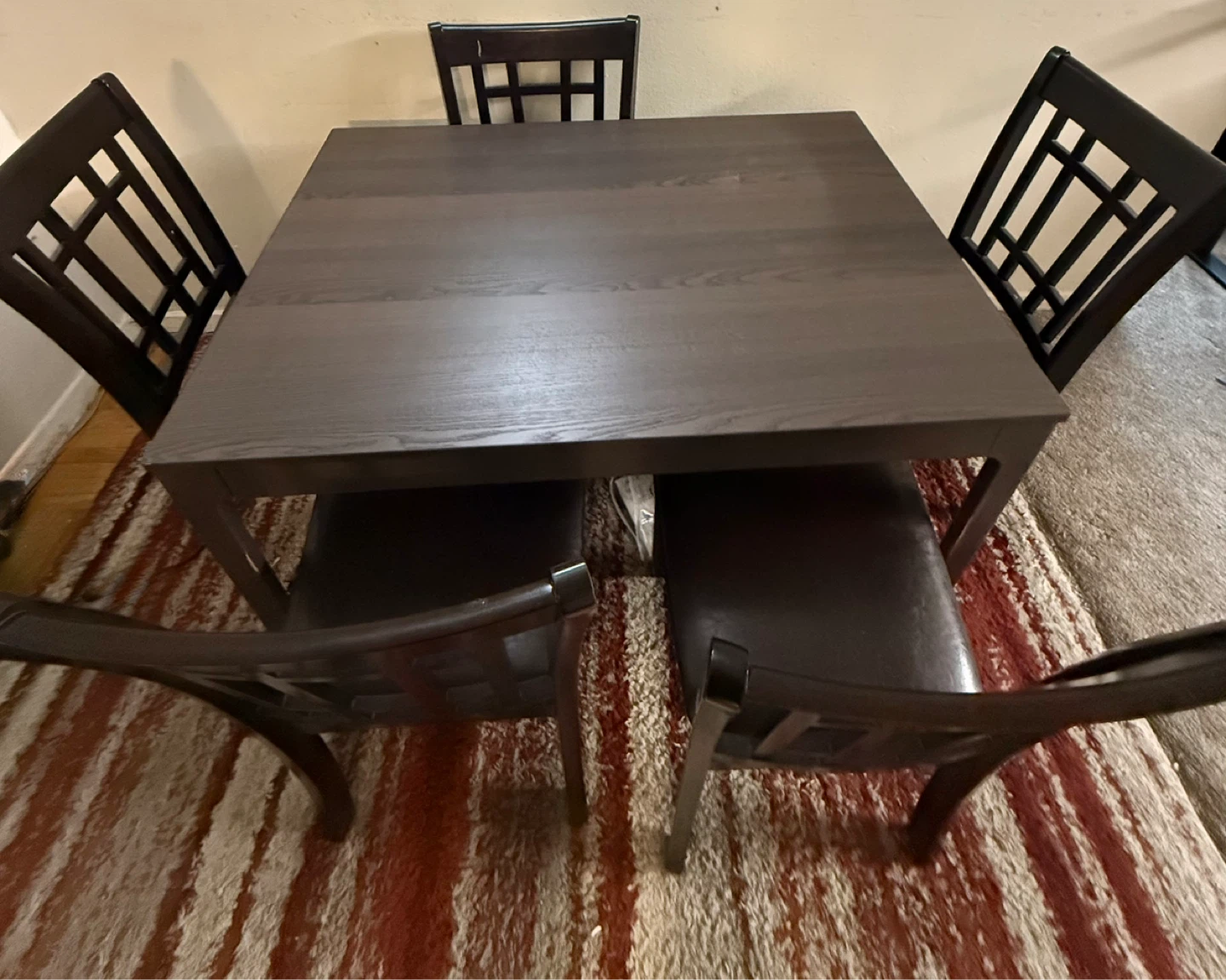 Ikea’s extendable dining table + 4 chairs 🌱