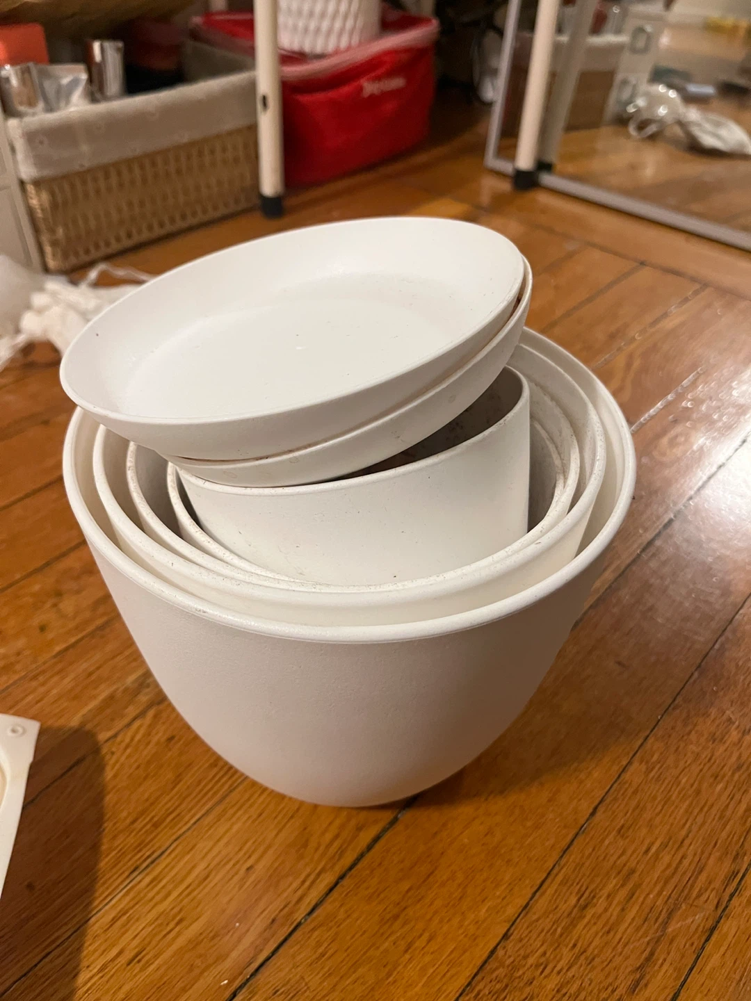 White plant pots in 4 different sizes