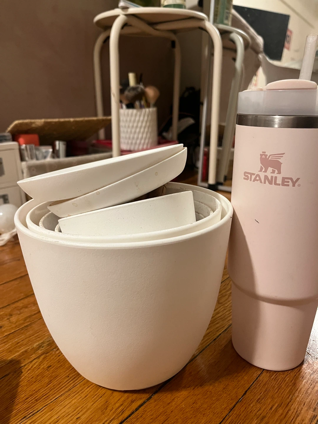 White plant pots in 4 different sizes - photo 2
