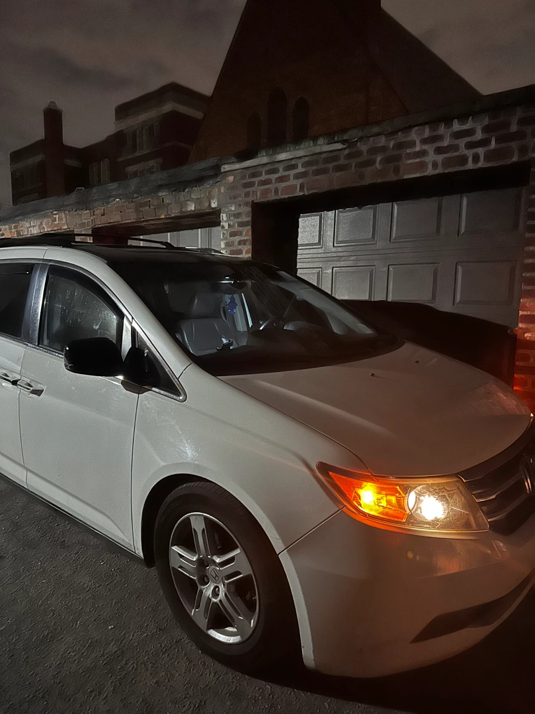 White Honda Odyssey Minivan 2012 - photo 2