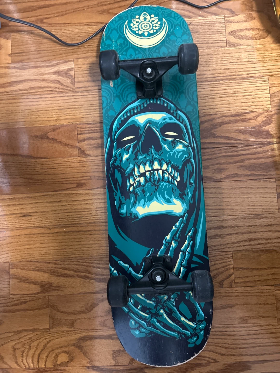 Skateboard with Skull Graphic - photo 2
