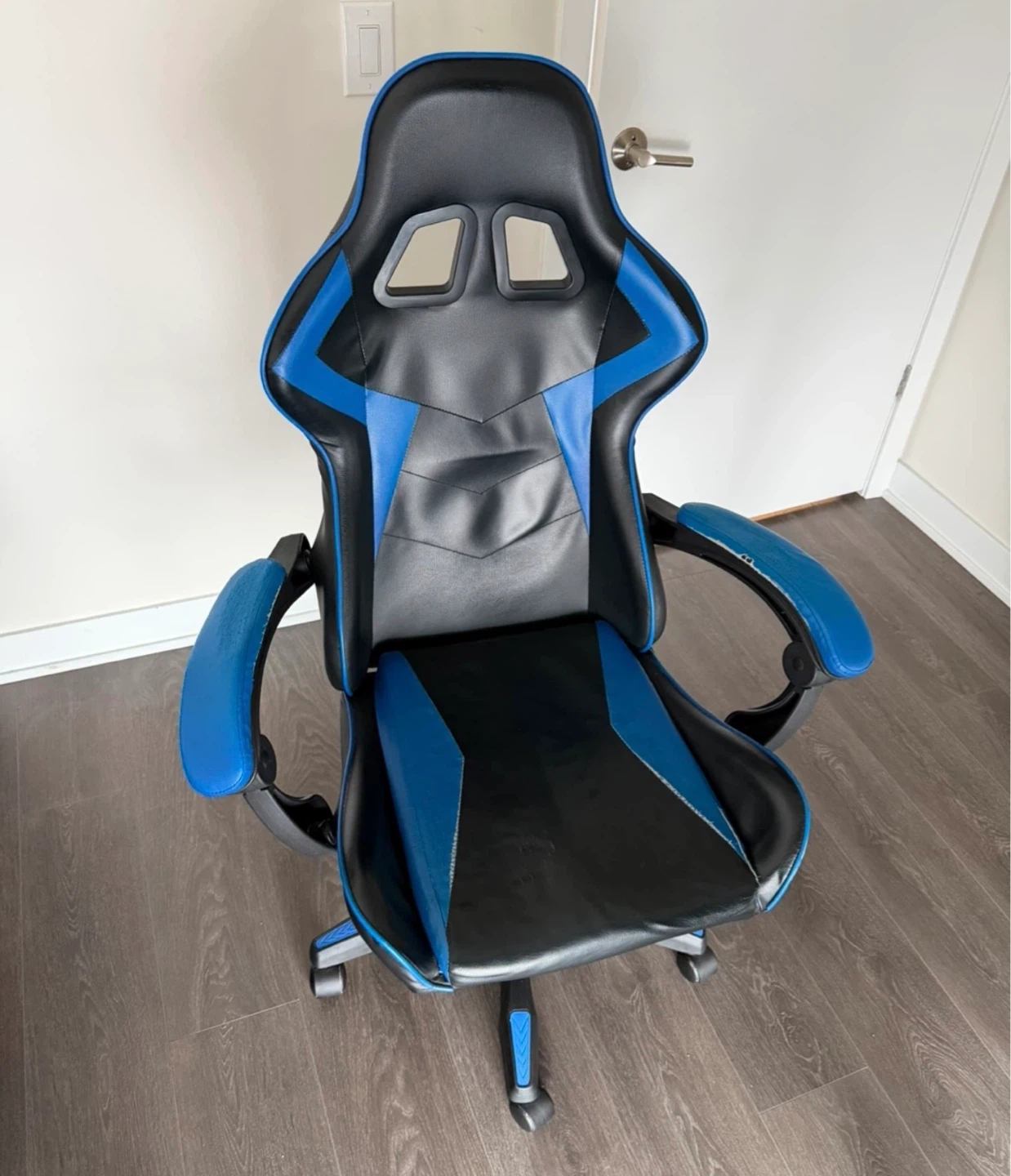 Gaming Chair - Black and Blue 🌱