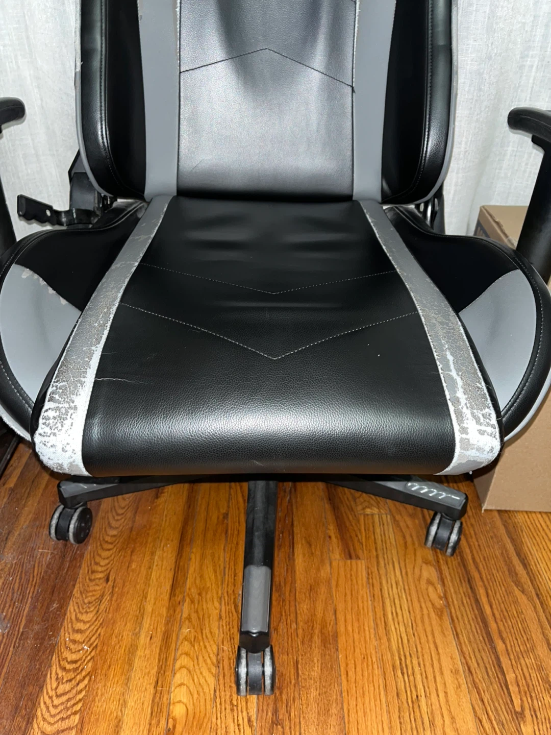 GTRACING Gaming Chair / Black (Good Condition) - photo 2