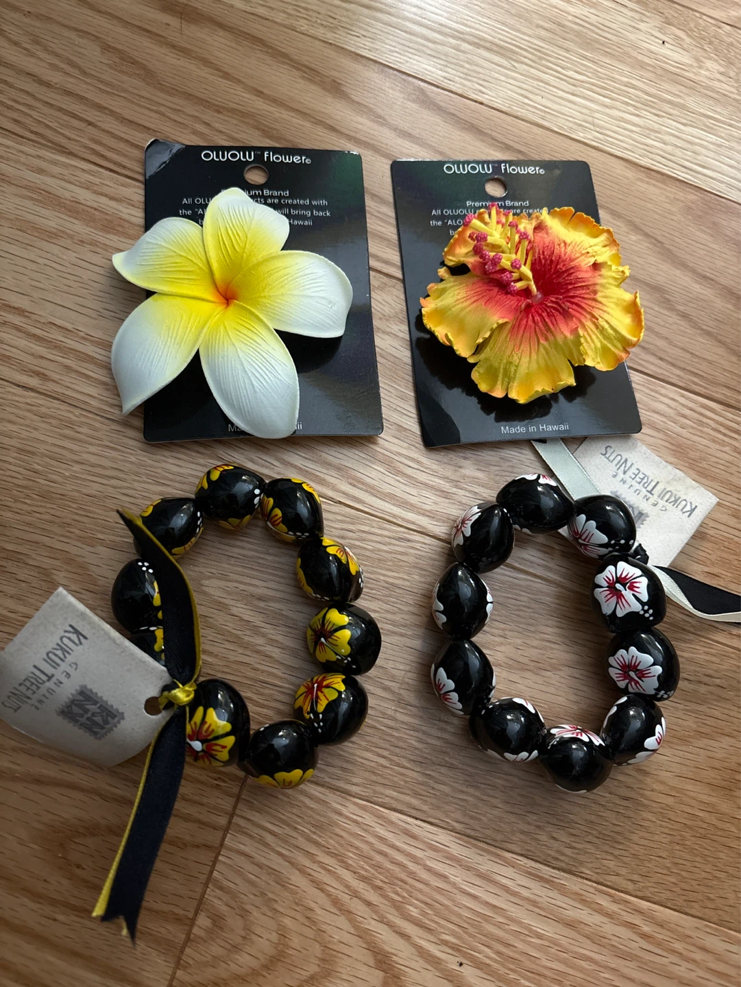2 OLUOLU Flower Hair Clips & 2 Kukui Nut Bracelets