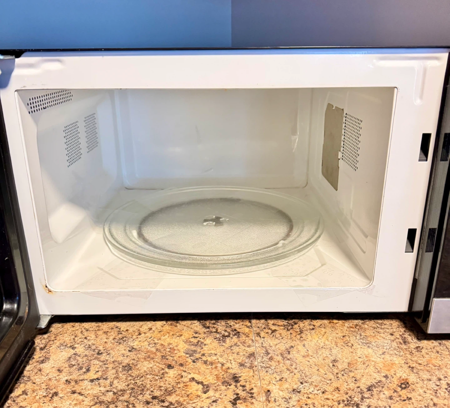 Black+Decker Microwave Oven - photo 2