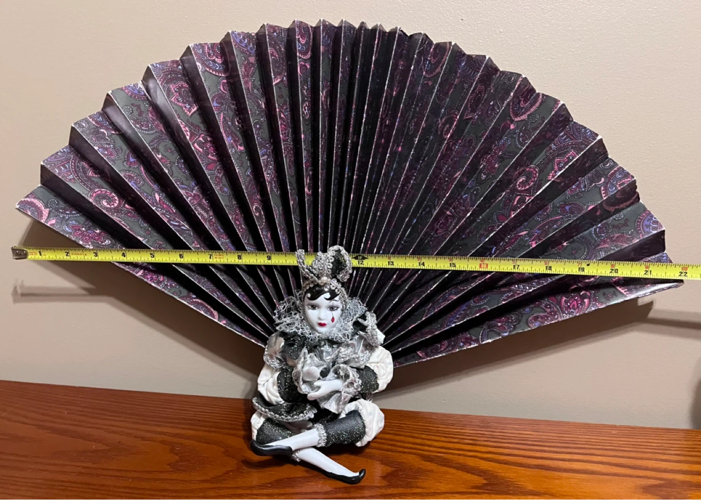 VINTAGE DECORATIVE WALL MASK & FANNED PORCELAIN DOLL - photo 5