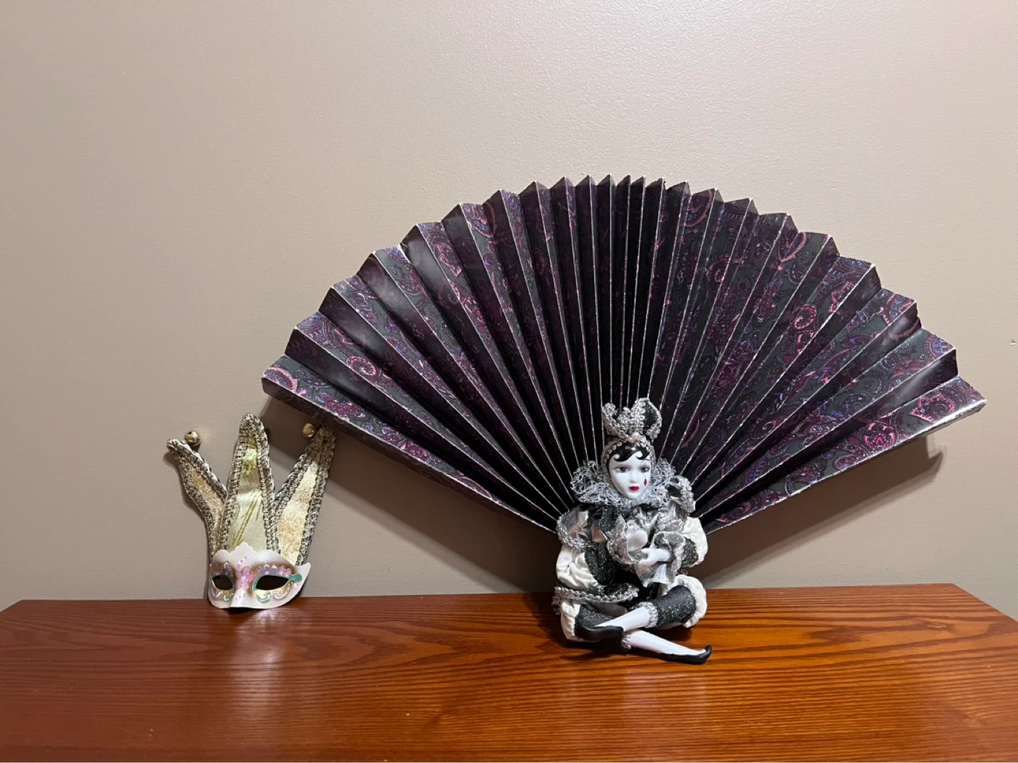 VINTAGE DECORATIVE WALL MASK & FANNED PORCELAIN DOLL