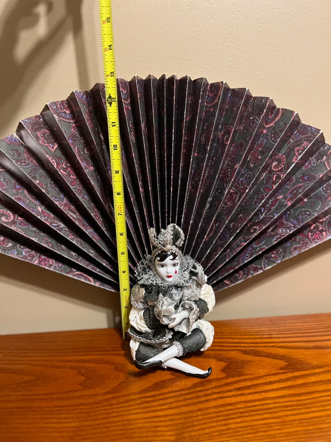 VINTAGE DECORATIVE WALL MASK & FANNED PORCELAIN DOLL - photo 4