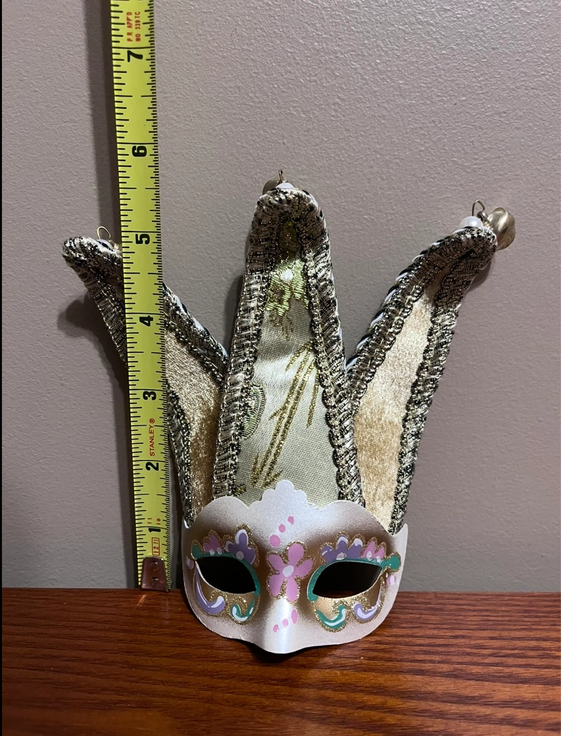 VINTAGE DECORATIVE WALL MASK & FANNED PORCELAIN DOLL - photo 2