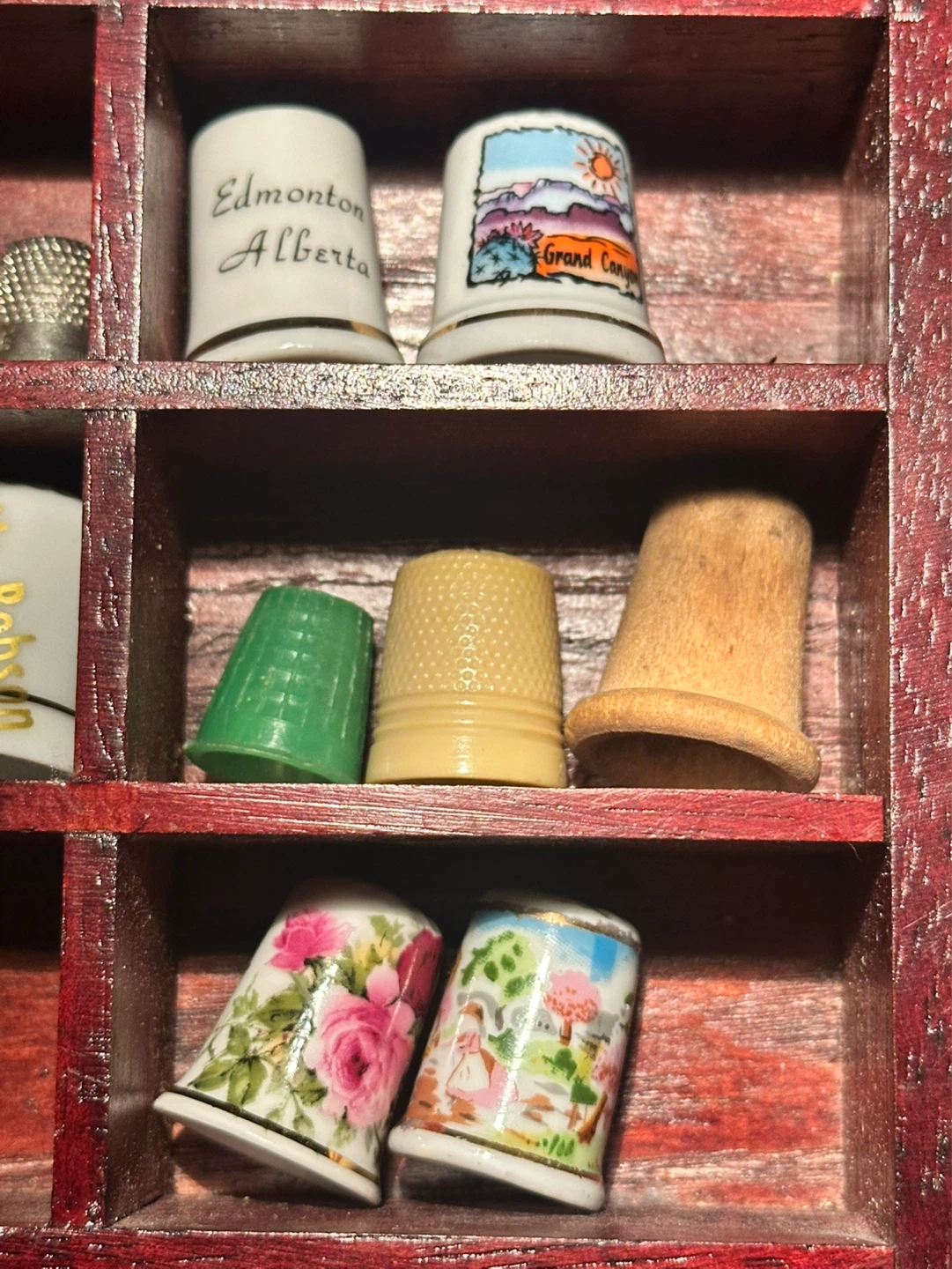 Thimble lot with small shelf - photo 2
