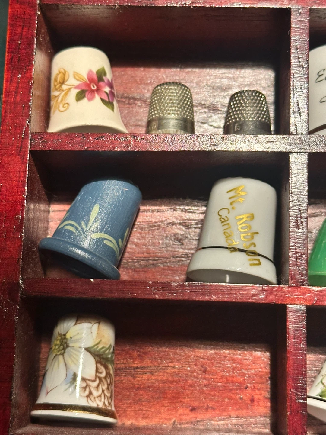 Thimble lot with small shelf - photo 3
