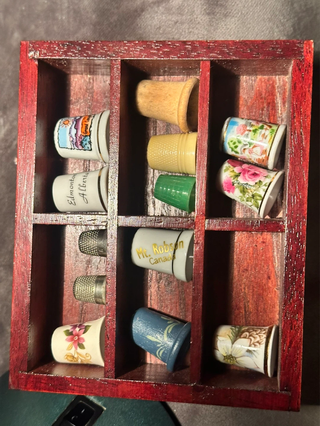 Thimble lot with small shelf