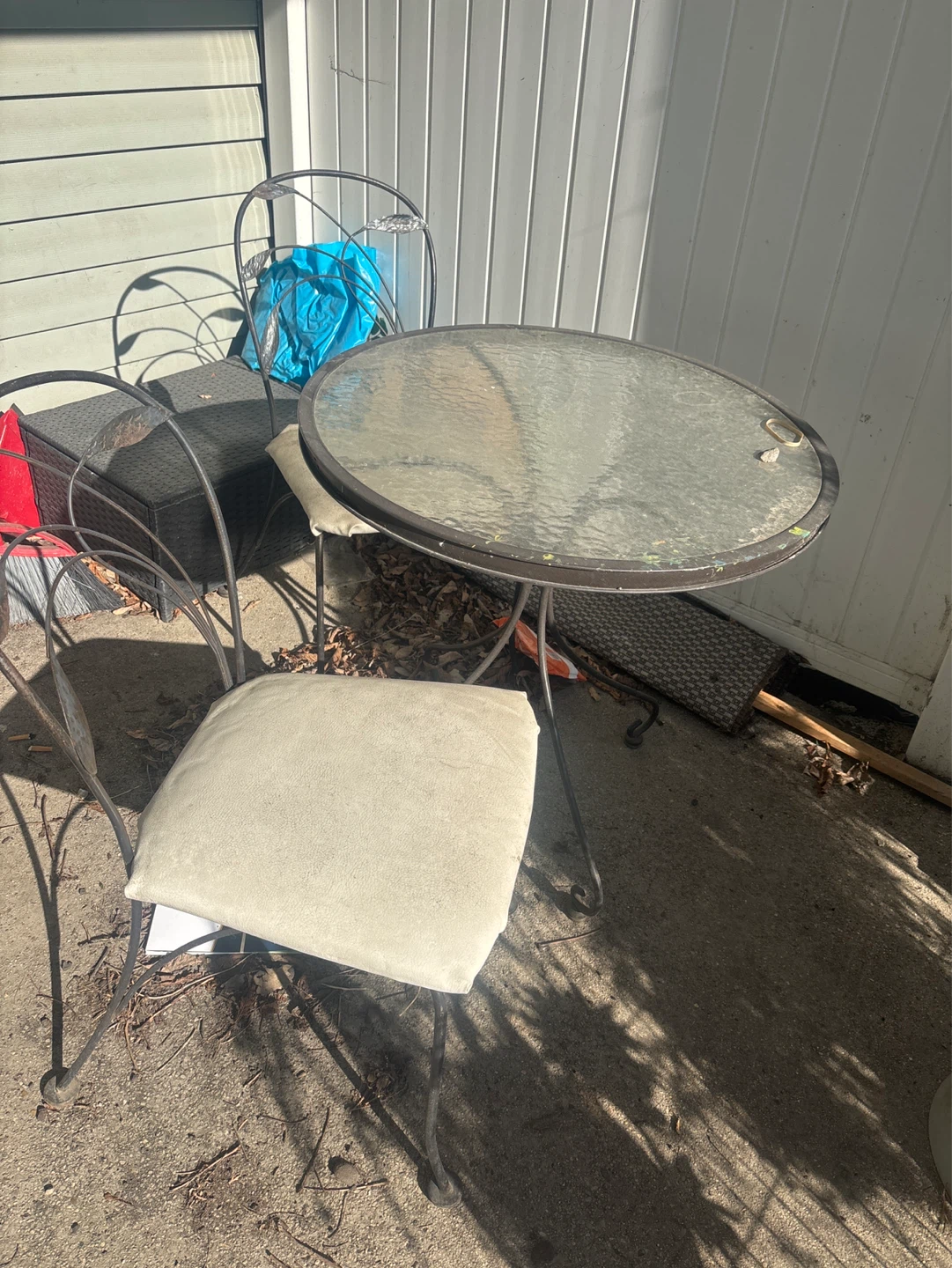 Patio table 2 chairs needs cleaning
