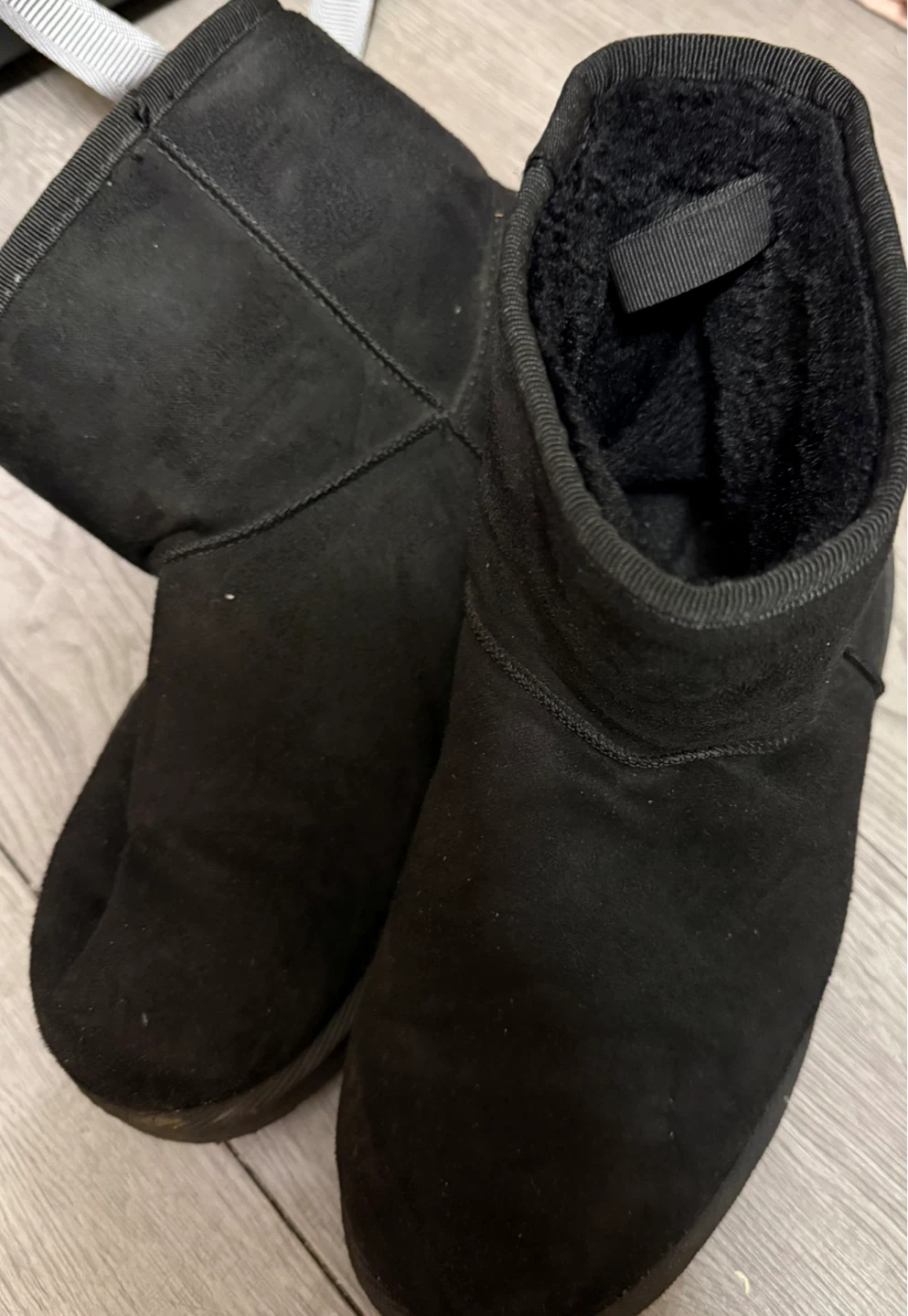 🥾Black UGG-Style Suede Mini Boots Size 6
