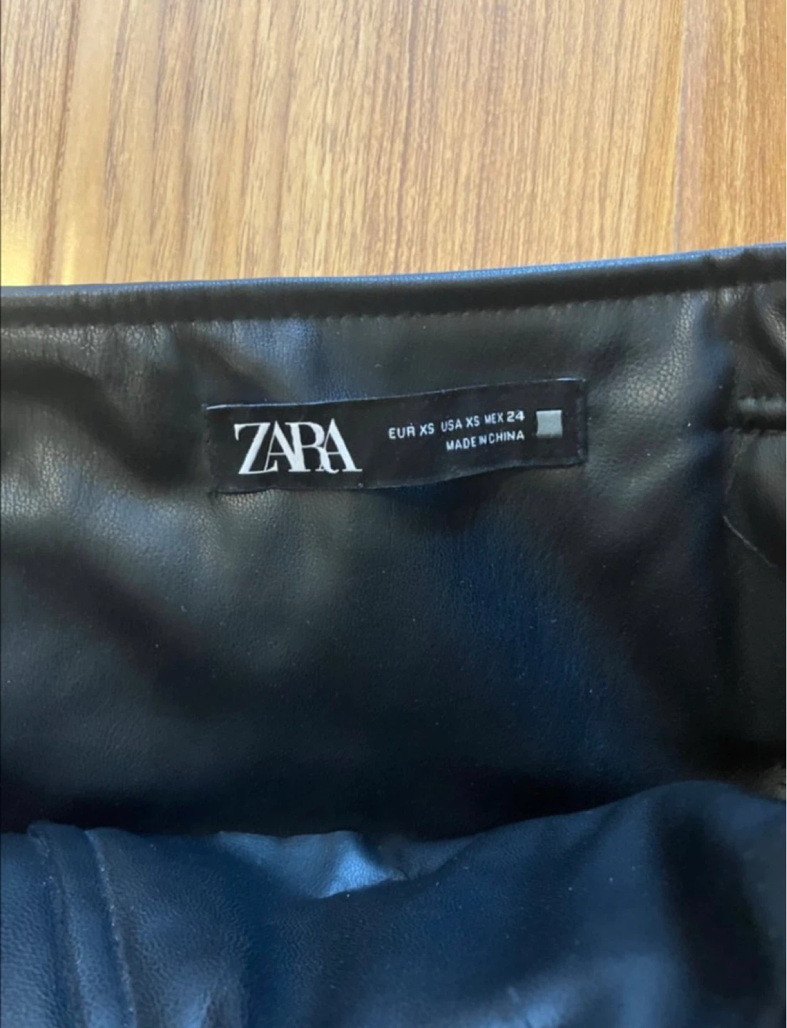 Zara black faux leather mini skirt - photo 3