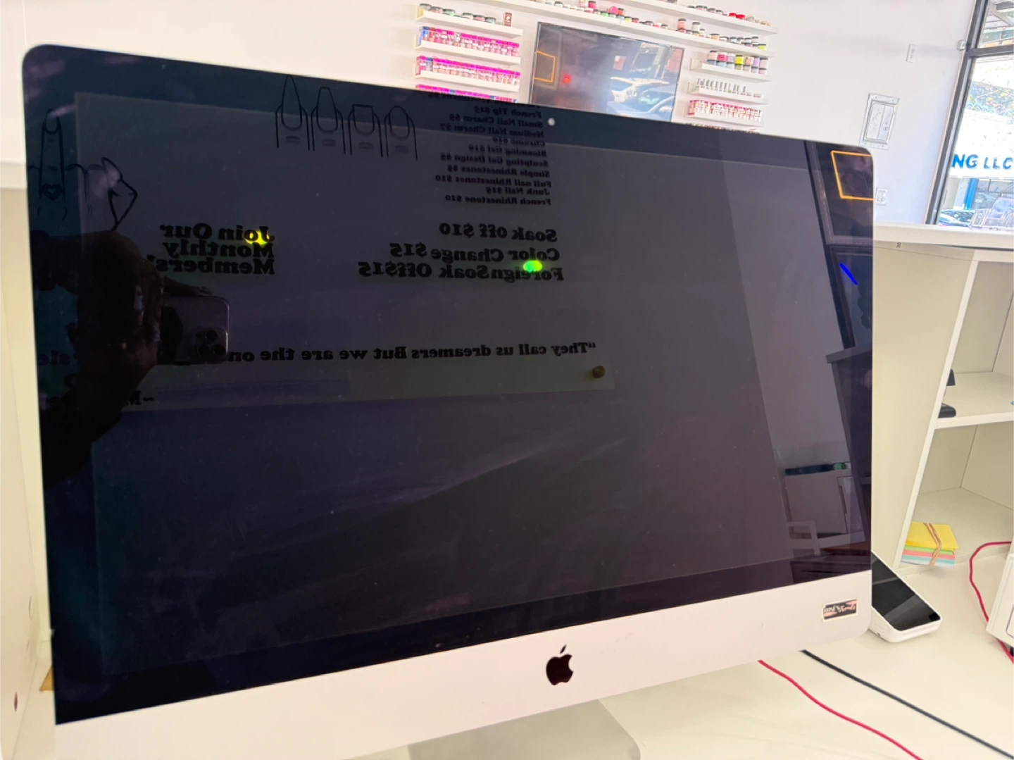 Apple iMac Desktop Computer with Keyboard and Mouse
