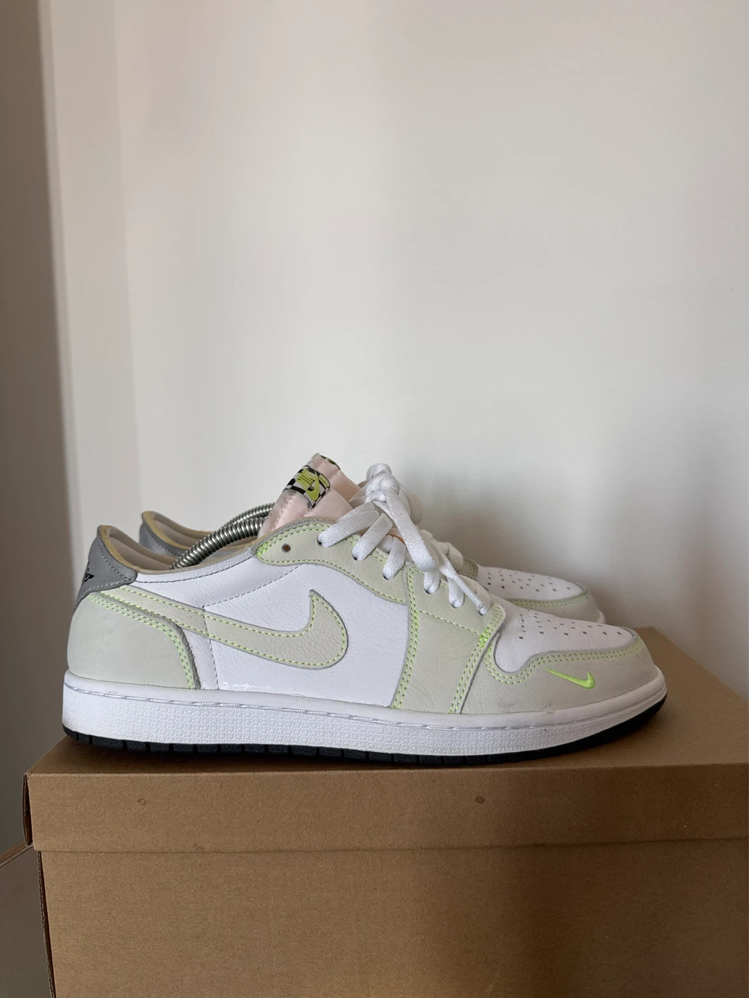 Air Jordan 1 Low SE "Craft" Light Smoke Grey Volt - photo 2