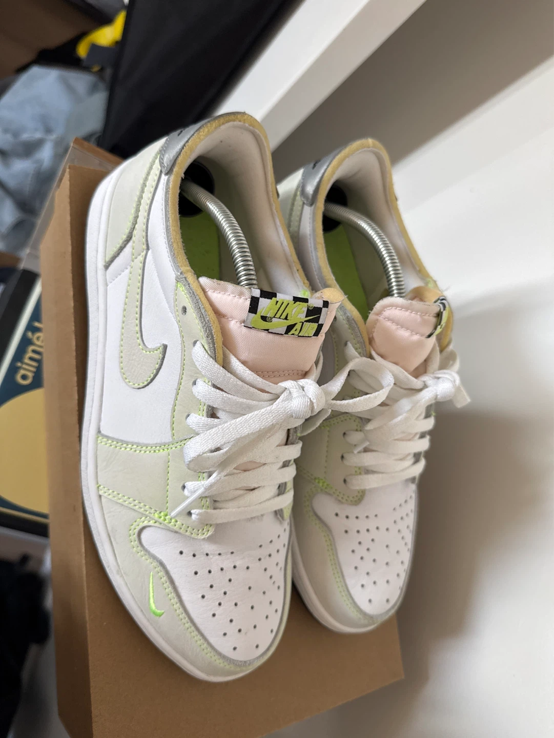 Air Jordan 1 Low SE "Craft" Light Smoke Grey Volt - photo 3