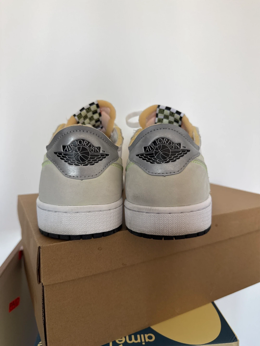 Air Jordan 1 Low SE "Craft" Light Smoke Grey Volt - photo 4