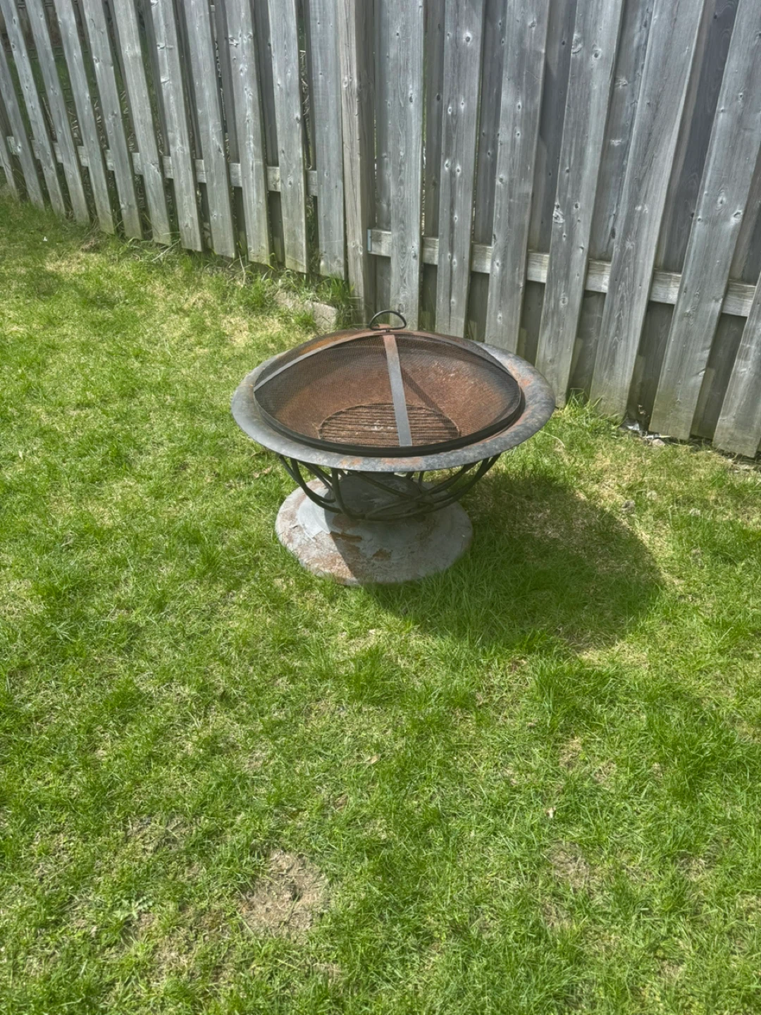 Round Metal Fire Pit with Spark Screen