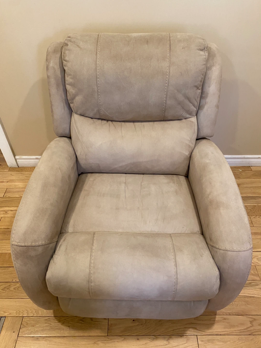 Beautiful La-Z-Boy Style beige Power Recliner (CAN DELIVER) - photo 3