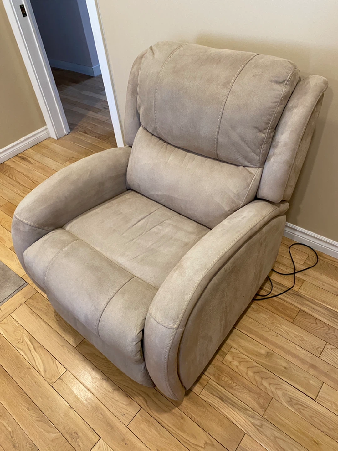 Beautiful La-Z-Boy Style beige Power Recliner (CAN DELIVER) - photo 5