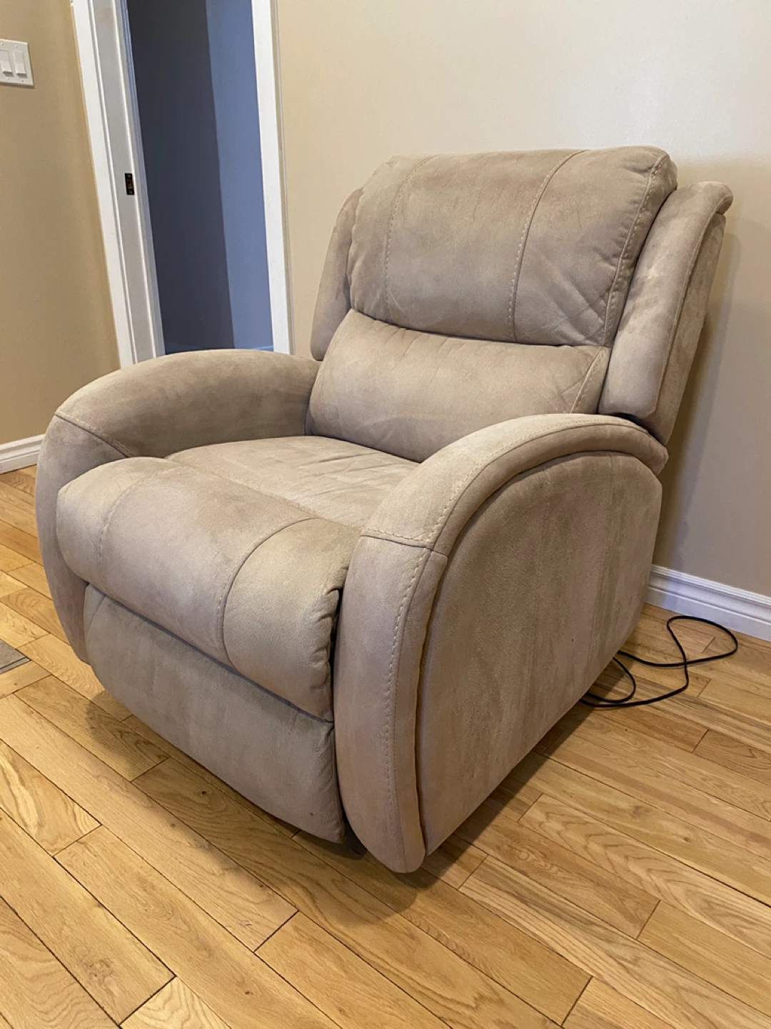 Beautiful La-Z-Boy Style beige Power Recliner (CAN DELIVER) - photo 2