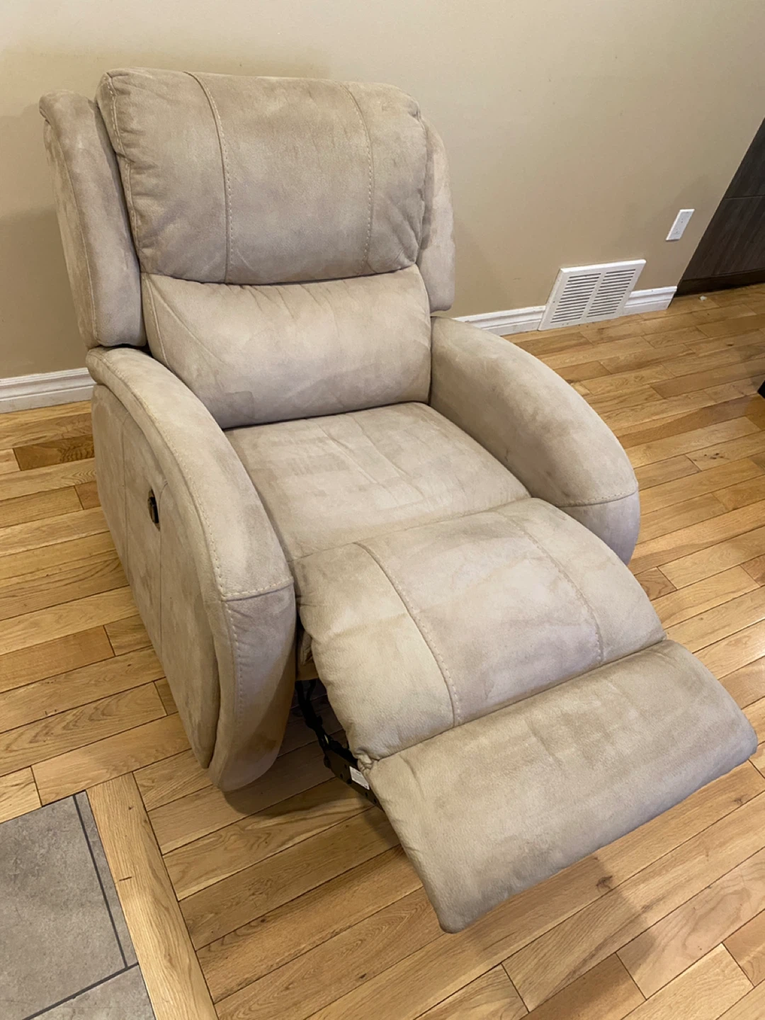 Beautiful La-Z-Boy Style beige Power Recliner (CAN DELIVER) - photo 4