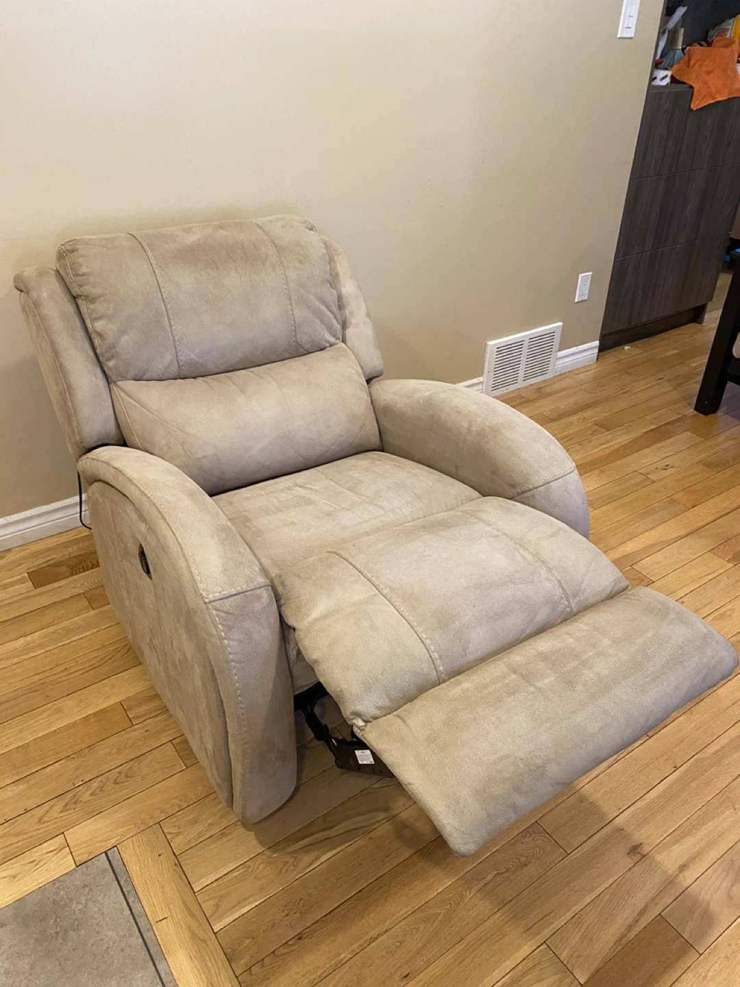 Beautiful La-Z-Boy Style beige Power Recliner (CAN DELIVER)