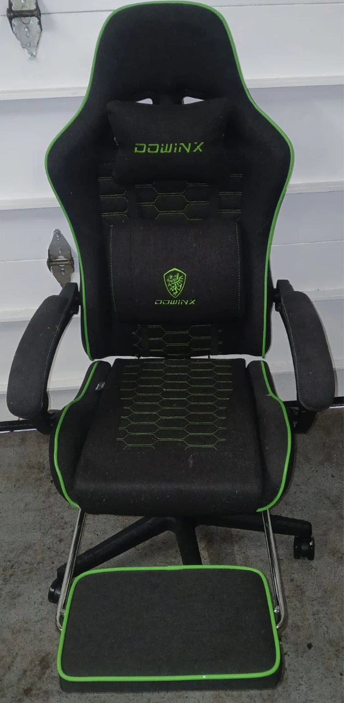 DOWINX Gaming Chair with Footrest