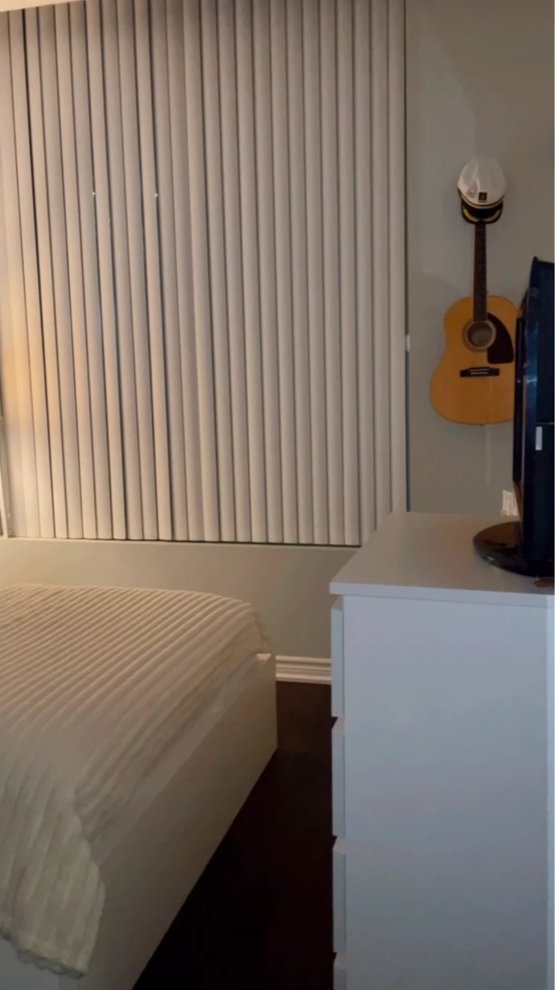 Furnished Room for Rent / Queen & Dovercourt /June - photo 2