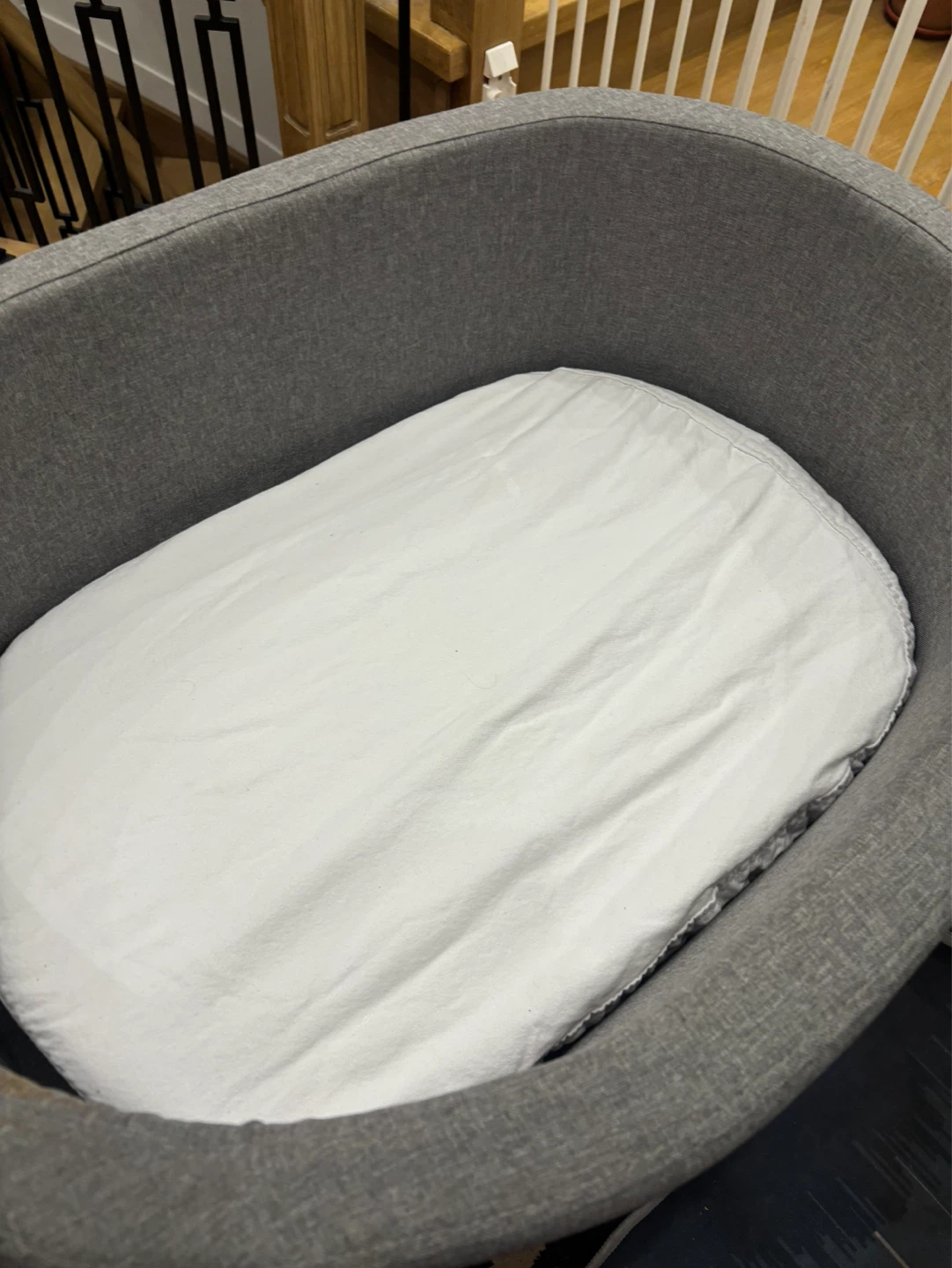 Grey fabric bassinet with stand - photo 4