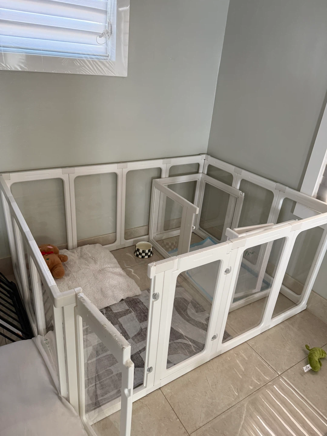 White Modular Pet Playpen Gate with Clear Panels