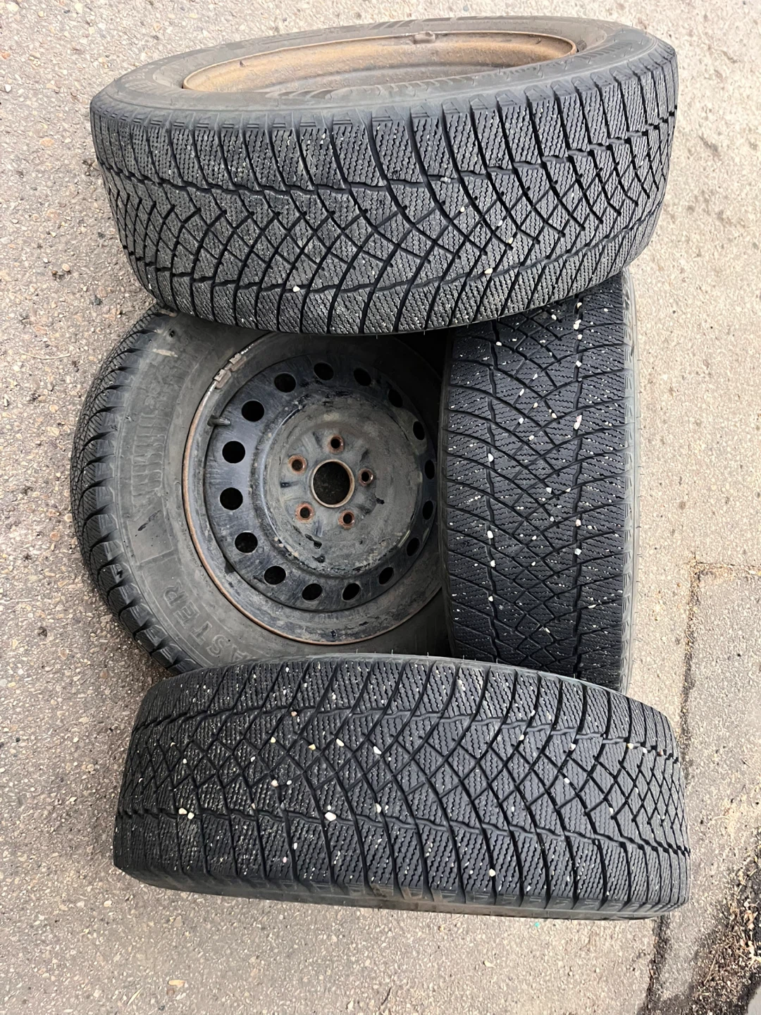 Motomaster Winter Tires with Rims - 215/60R16