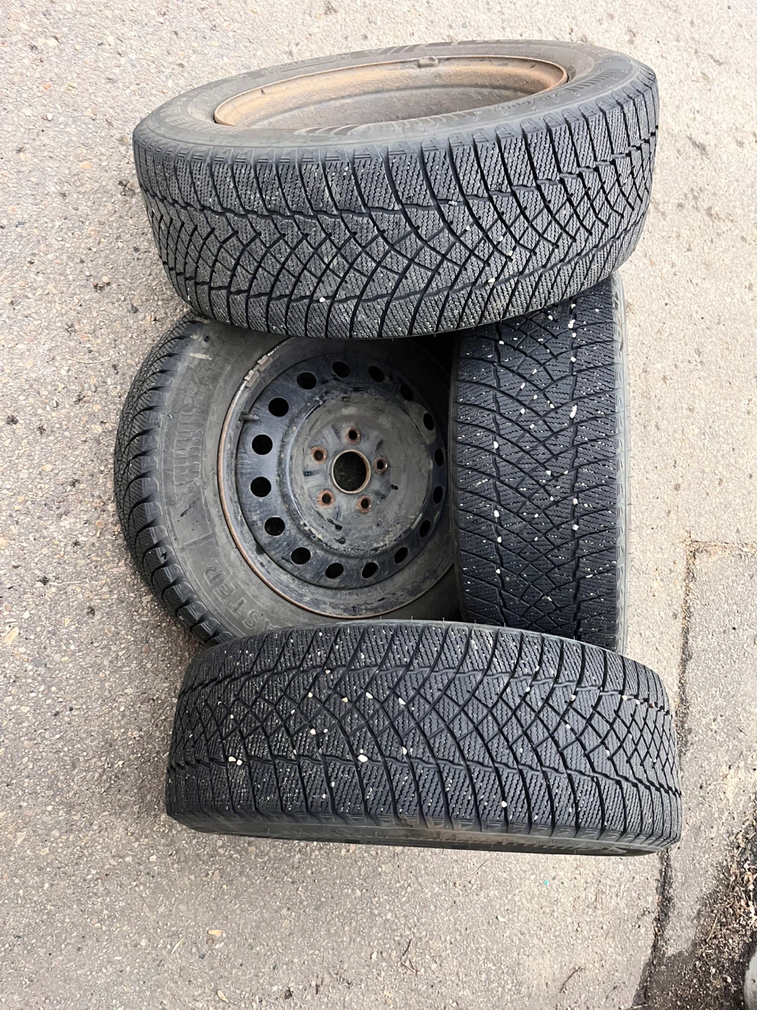 Motomaster Winter Tires with Rims - 215/60R16 - photo 2