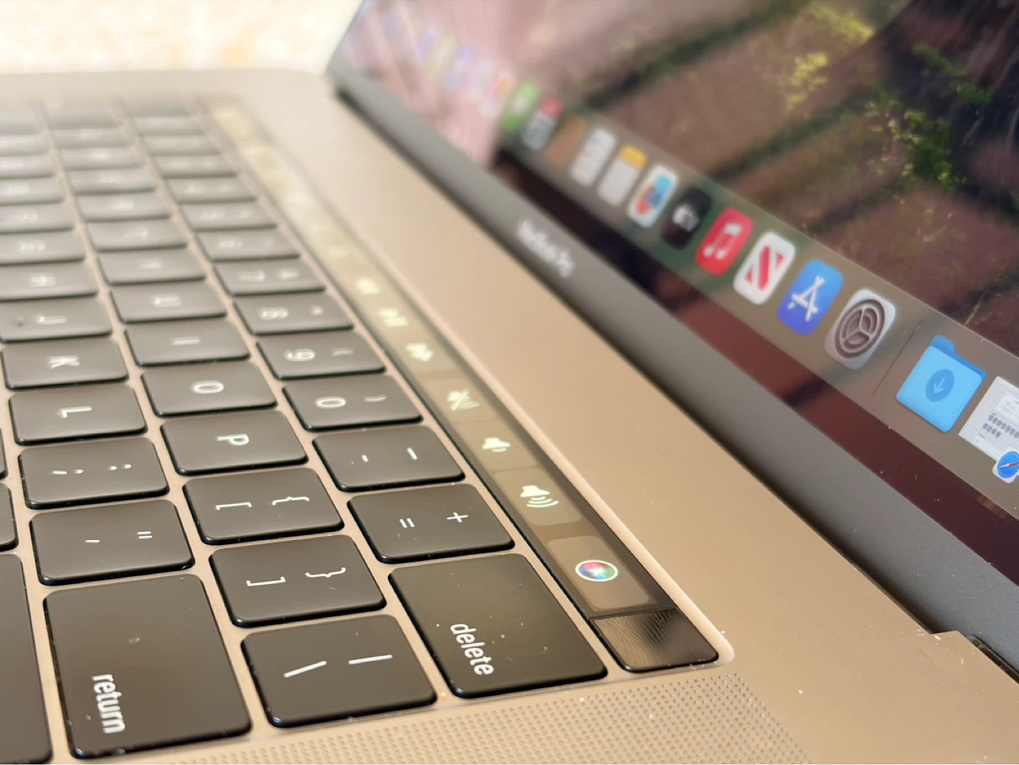MacBook Pro (Retina, 15-inch, 2018) — 256GB / i7 / 16GB - photo 4